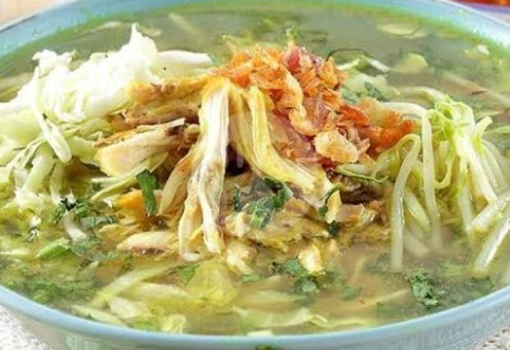 Soto Ayam & Gorengan Mang Usin: Kenikmatan yang Menghanyutkan di Jantung Cilacap